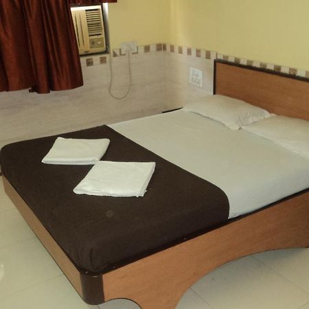 Girija Payyade Hotel Kalyān Extérieur photo