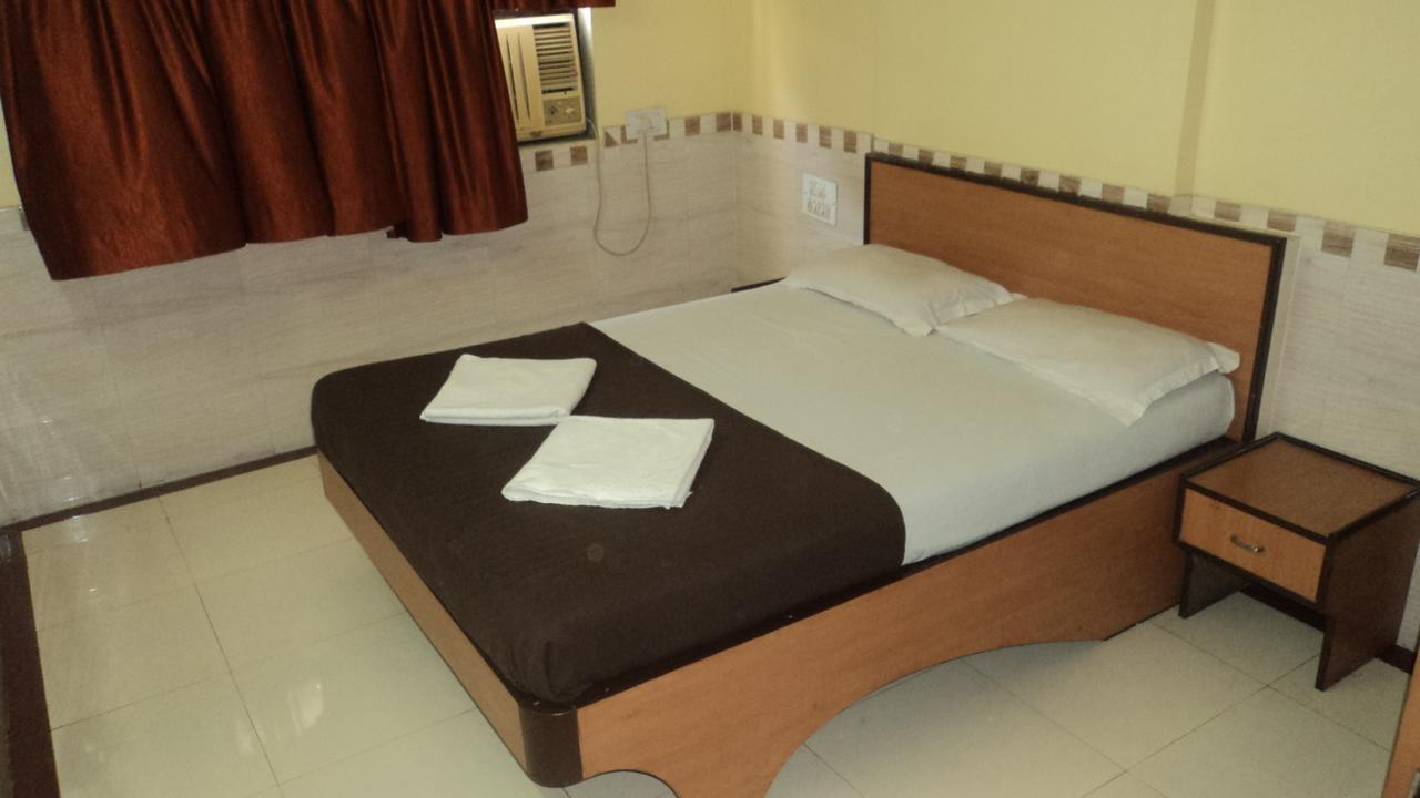 Girija Payyade Hotel Kalyān Extérieur photo