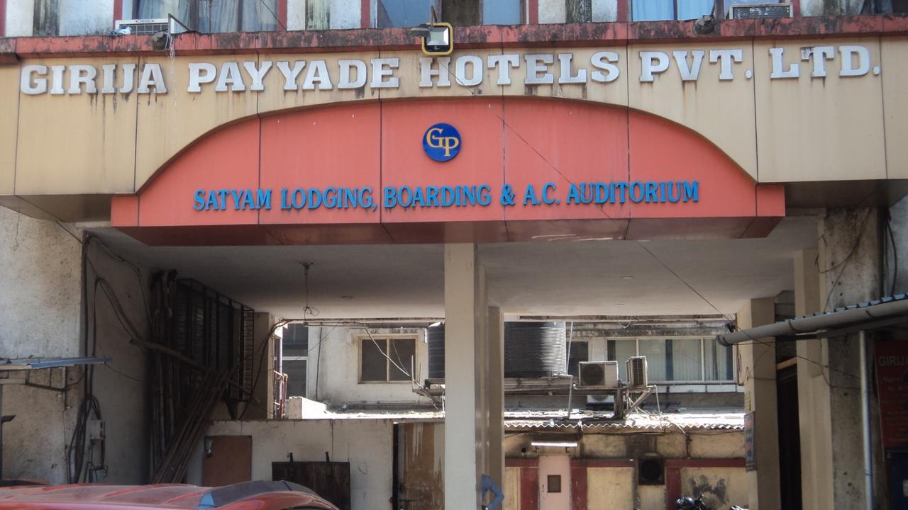Girija Payyade Hotel Kalyān Extérieur photo