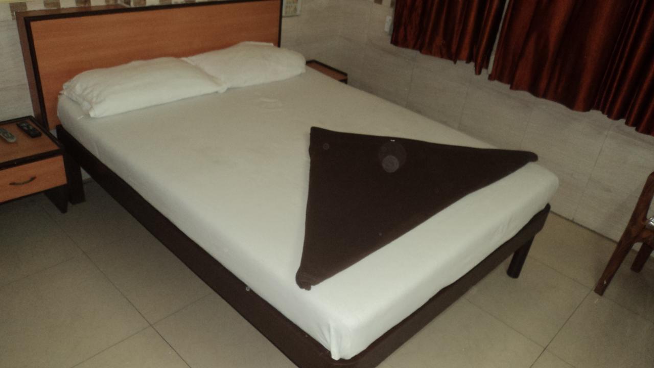 Girija Payyade Hotel Kalyān Extérieur photo
