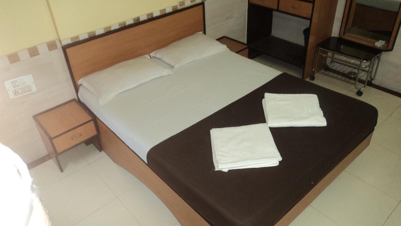 Girija Payyade Hotel Kalyān Extérieur photo