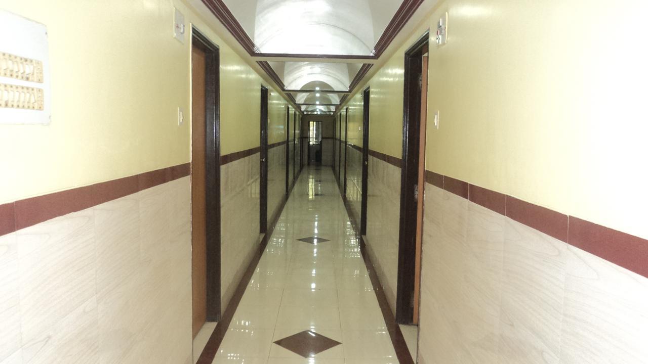 Girija Payyade Hotel Kalyān Extérieur photo